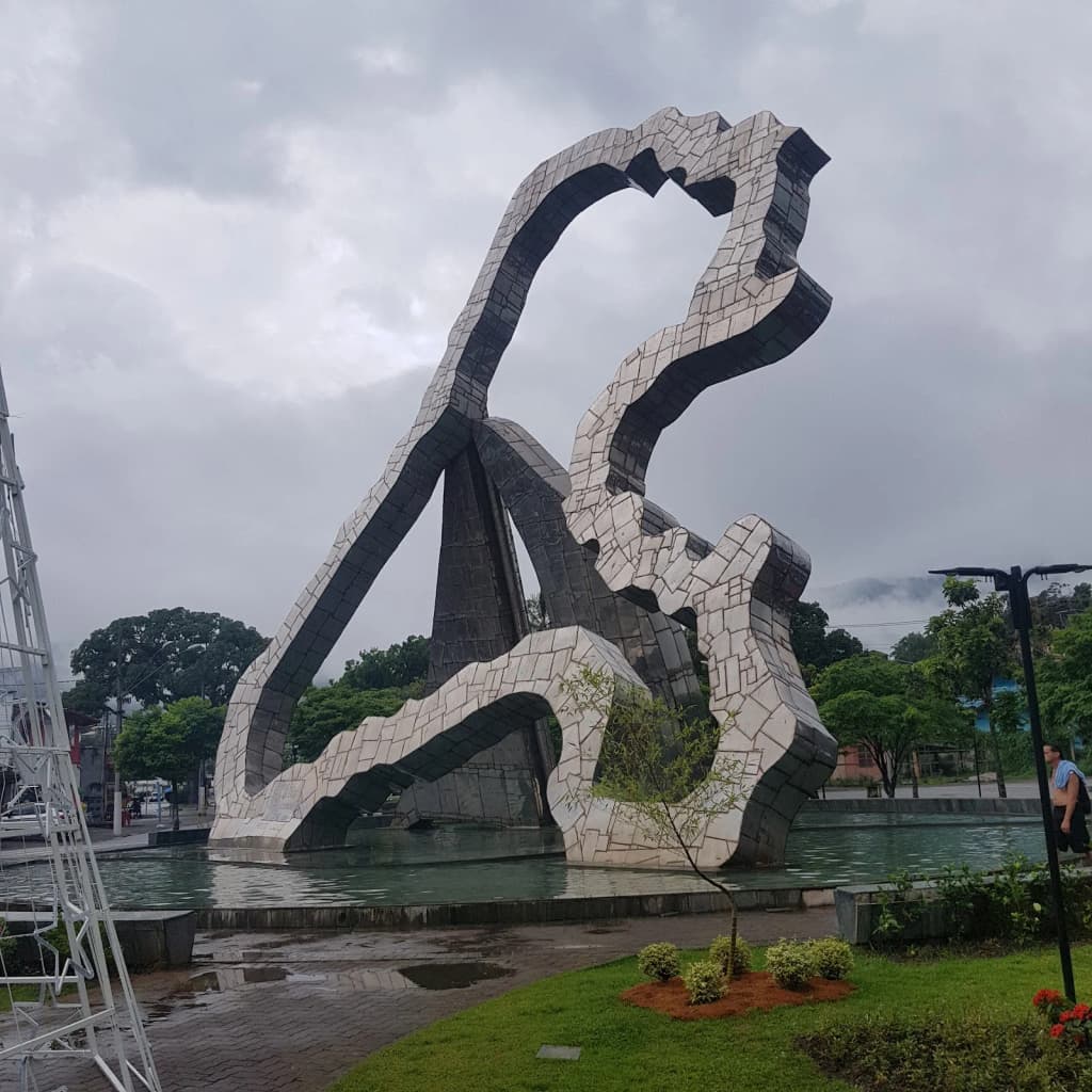 Vista desde el Mirante do Piúva con el letrero de Ilhabela y el mar
