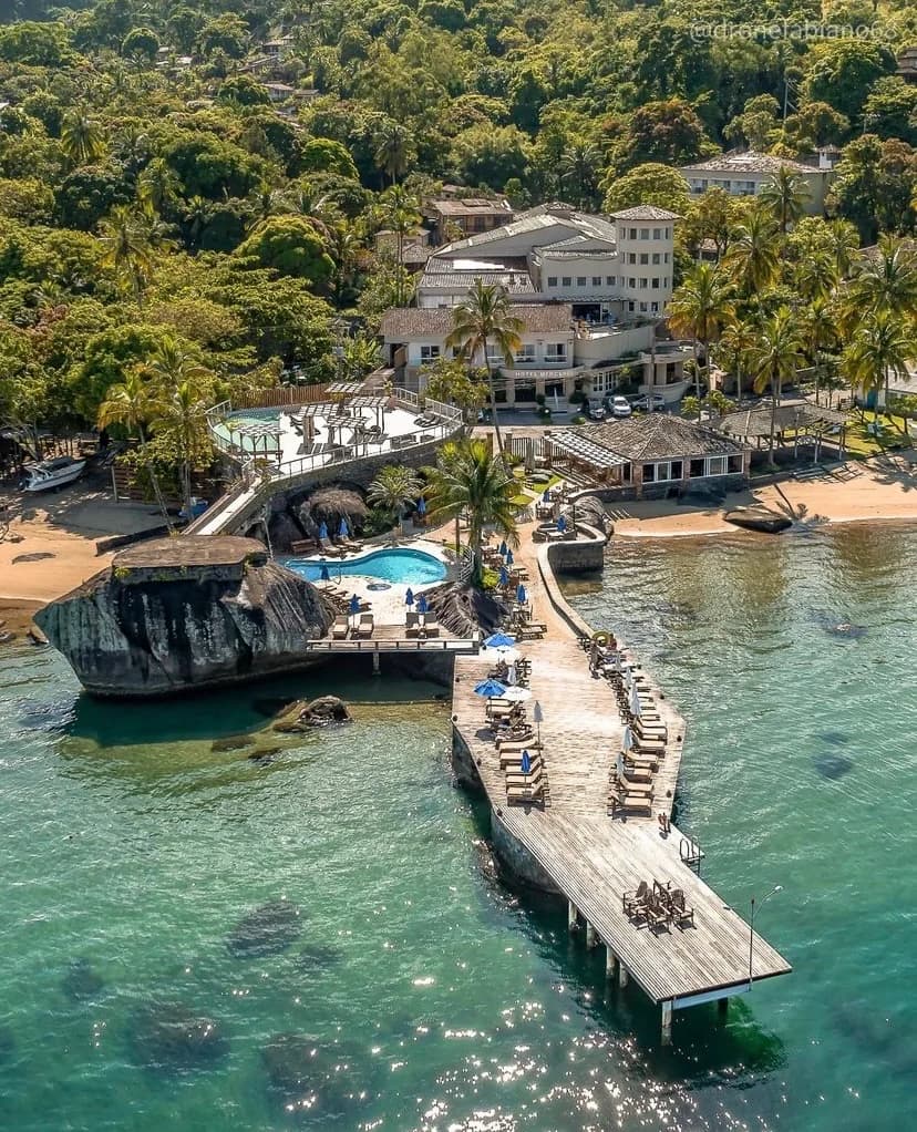 Praia do Jabaquara aislada con selva y rocas