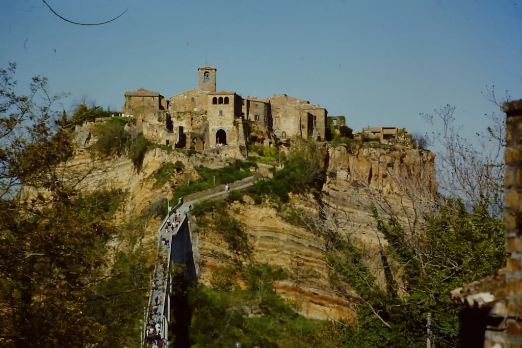 Casas coloridas e barcos de pesca em uma costa italiana ensolarada