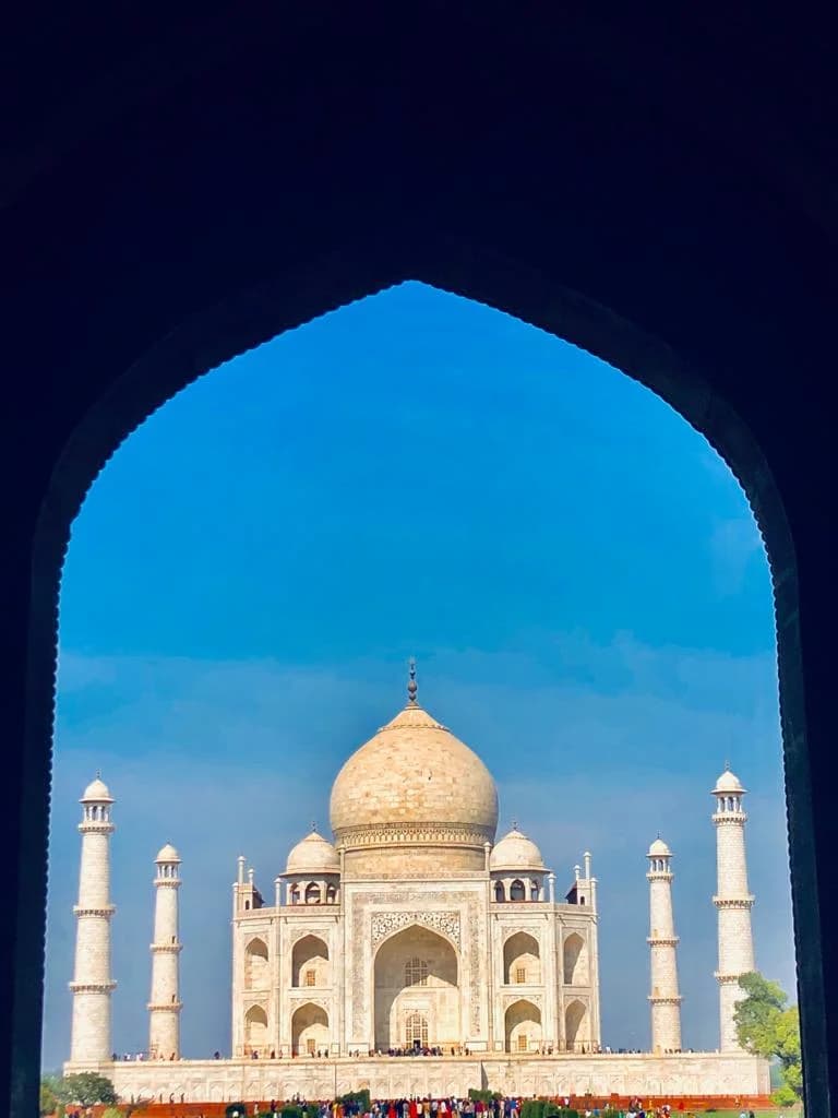 Detalhe do mármore do Taj Mahal e jardins persas