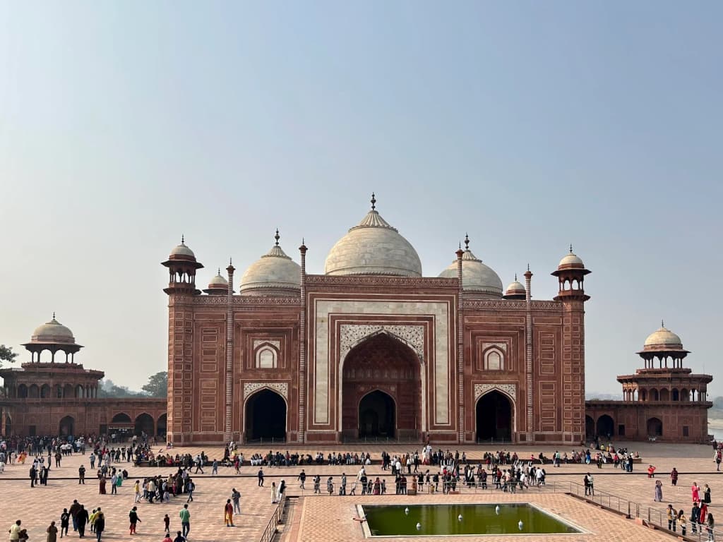 Mercado indiano movimentado com especiarias, tecidos e multidão vibrante