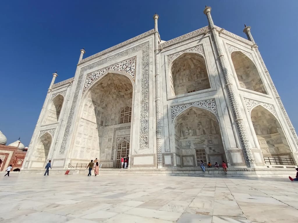 Cenário sereno de uma casa flutuante nos backwaters de Kerala