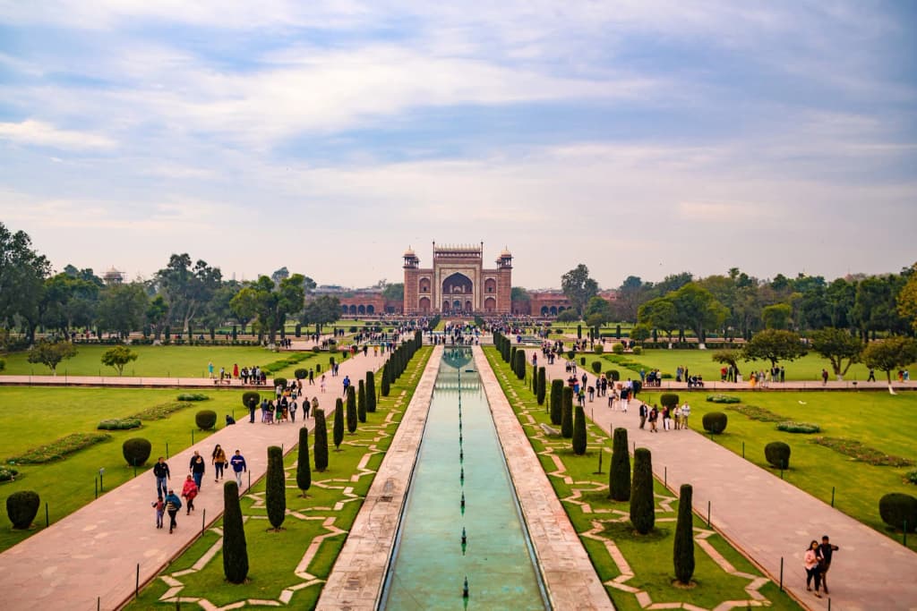 Monastério himalaio em penhasco, bandeiras de oração ao vento