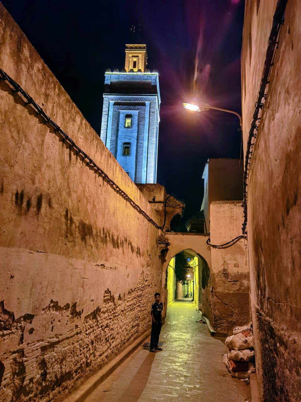 Artesão pintando azulejos marroquinos tradicionais à mão