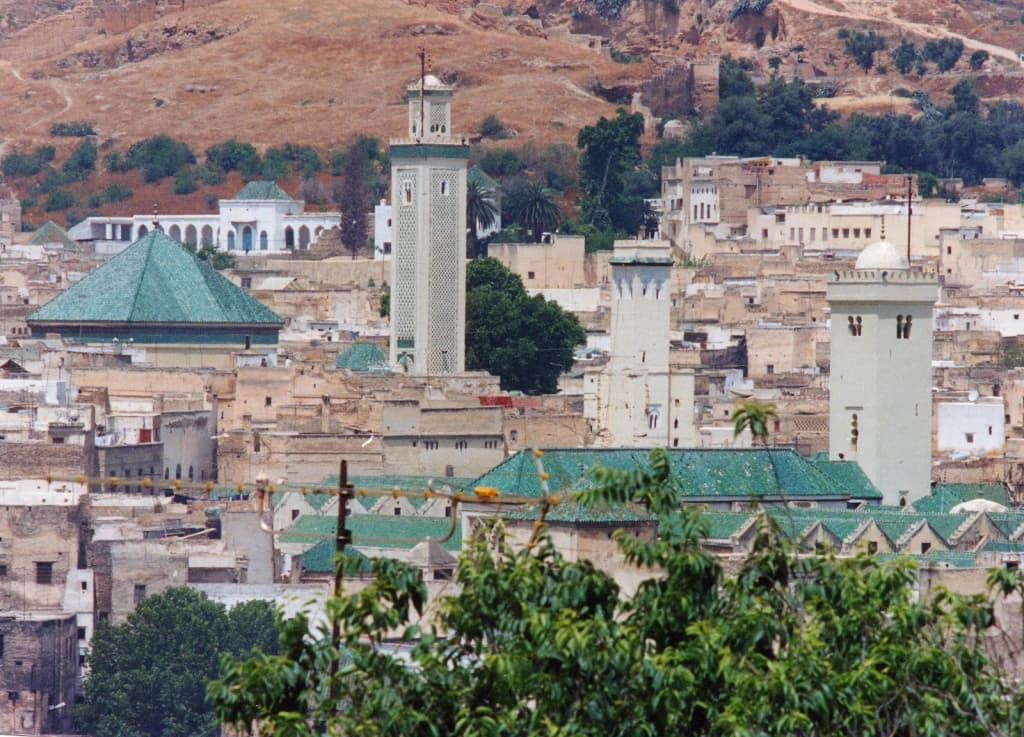 Pátio de uma madraça histórica, mosaicos e madeira de cedro