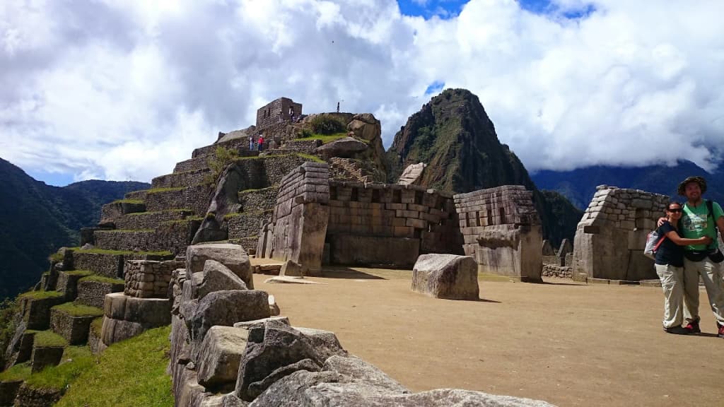Terraços de pedra e lhamas em Machu Picchu