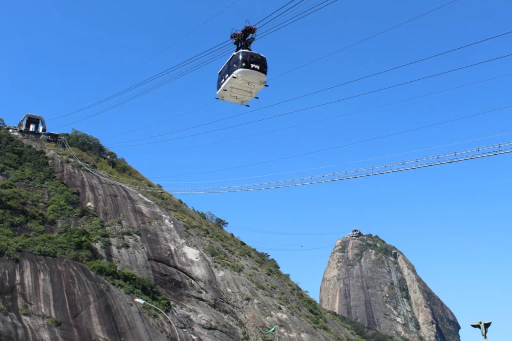 Cachoeira escondida caindo em poço de água cristalina