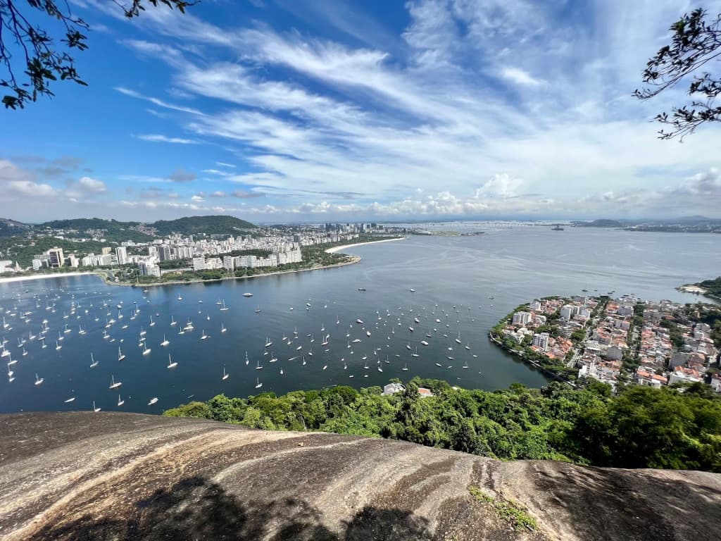Vista aérea de montanhas e vales intocados no interior do Brasil