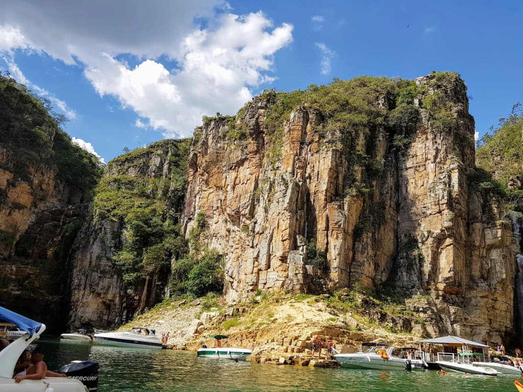 Cânions e águas esmeralda em Capitólio