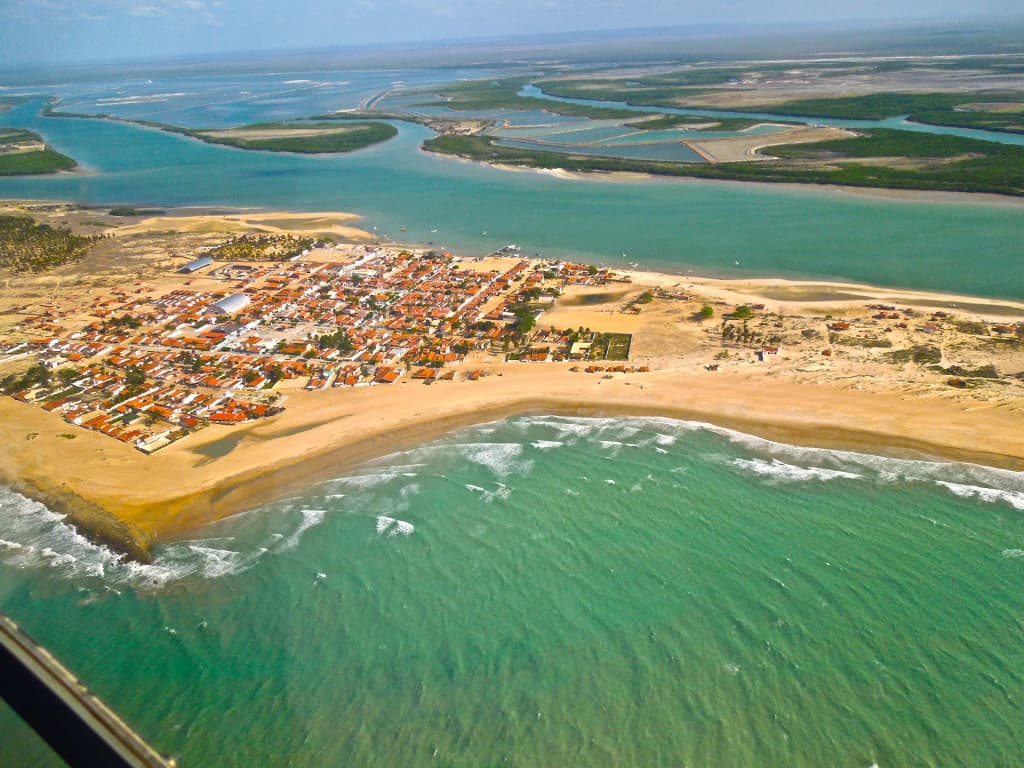 Praia de Galinhos com aerogeradores e dunas