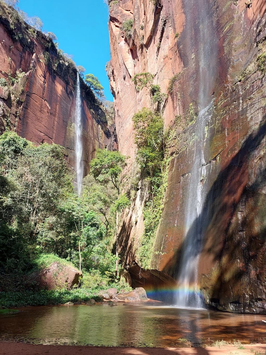 Praia do Piquizeiro: white sand, turquoise water, and shade