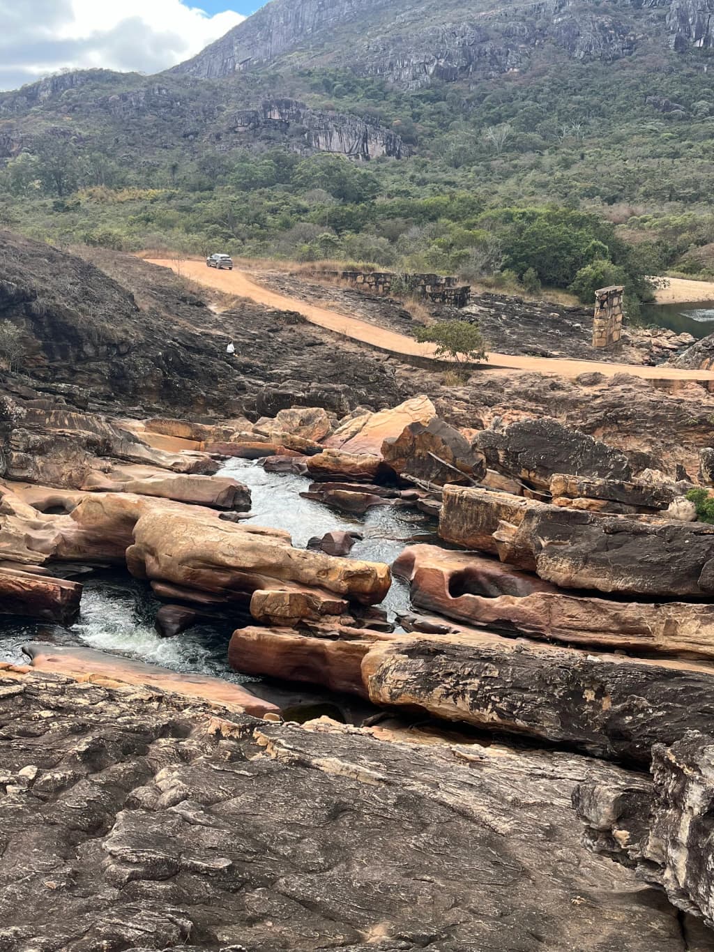 Ruas históricas de Diamantina, casas coloniais e céu azul