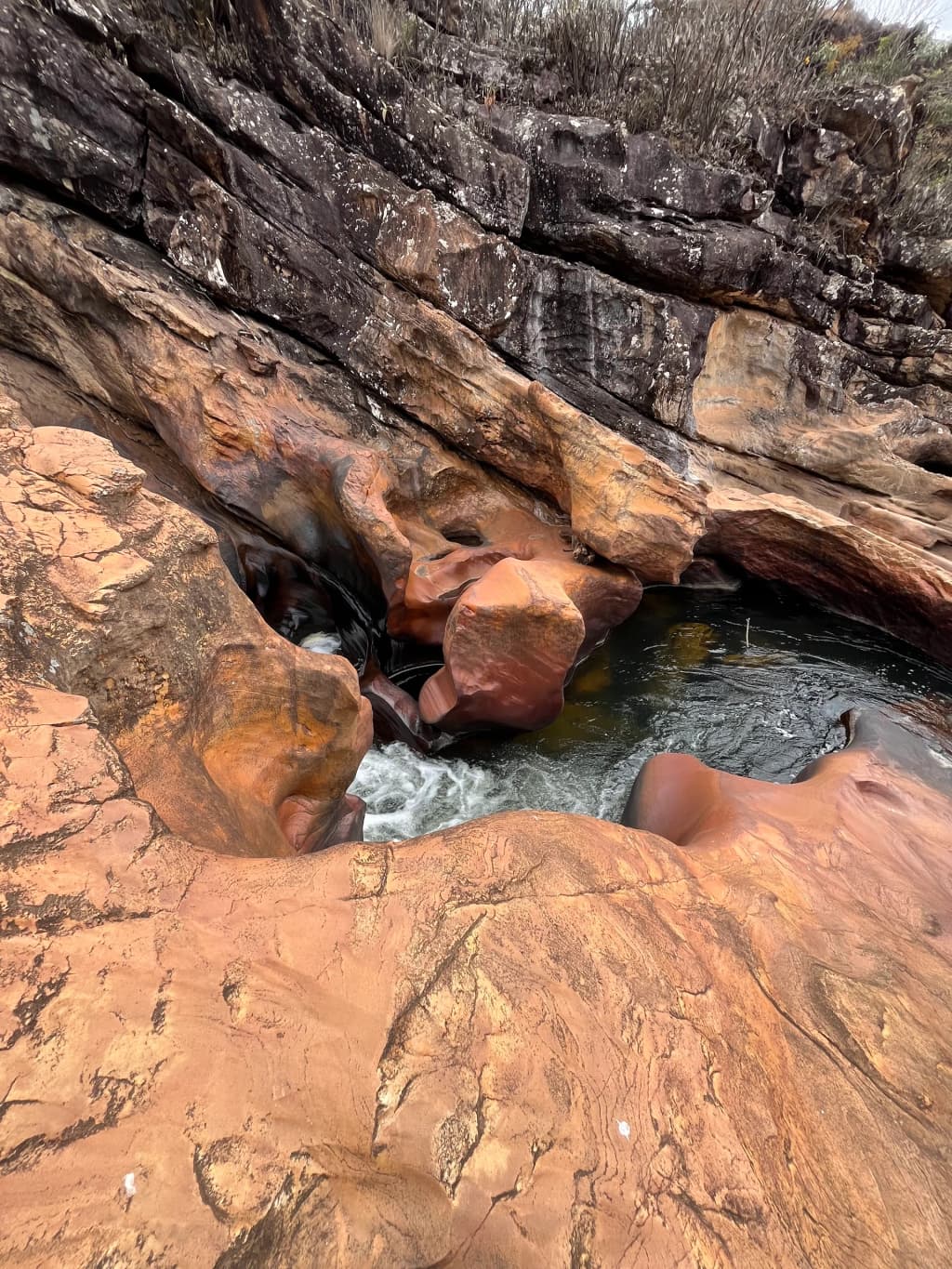 Paisagem selvagem e cachoeiras do Parque Estadual do Biribiri