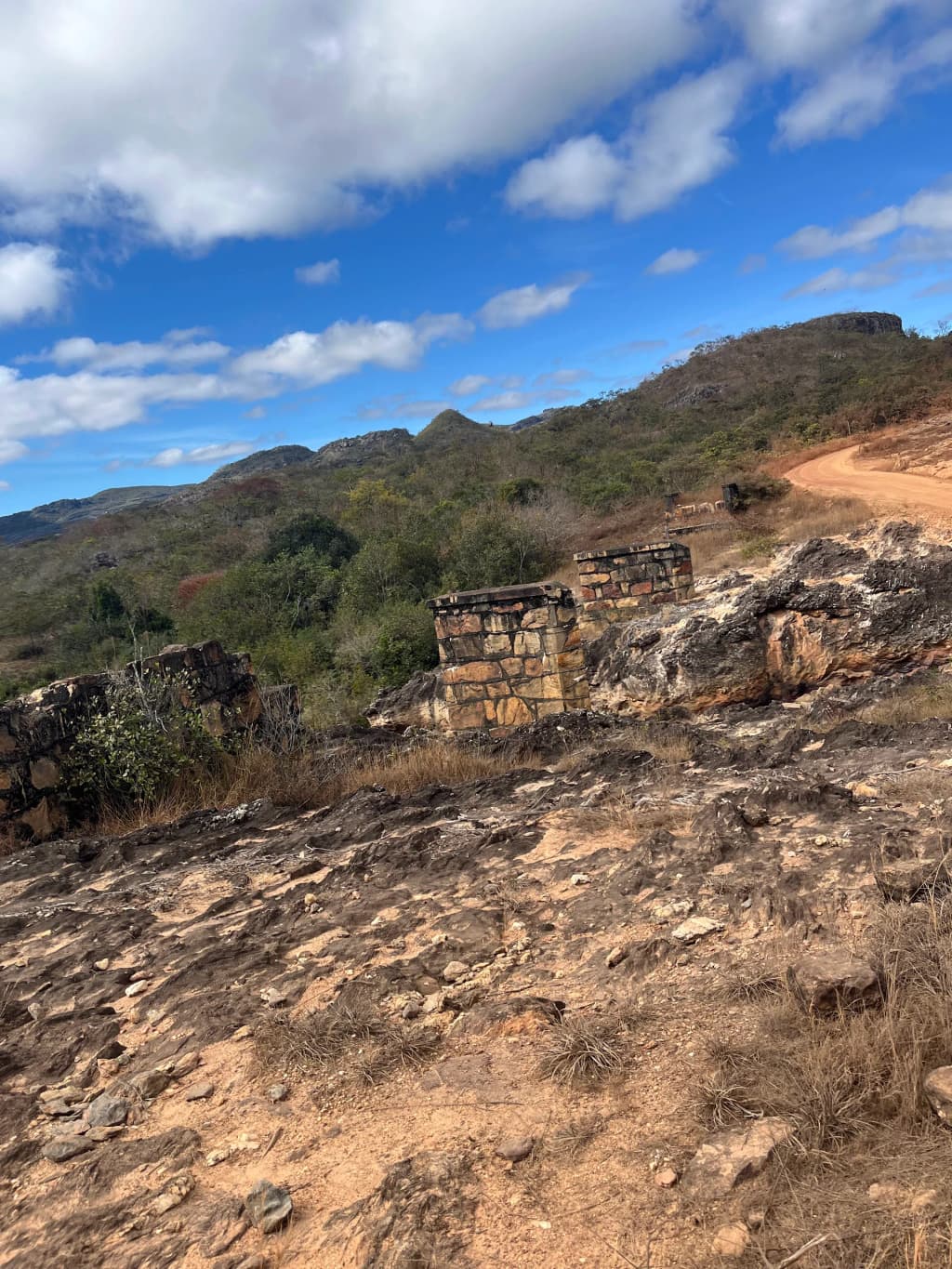Casas azul e branco da Vila de Biribiri e montanhas ao fundo