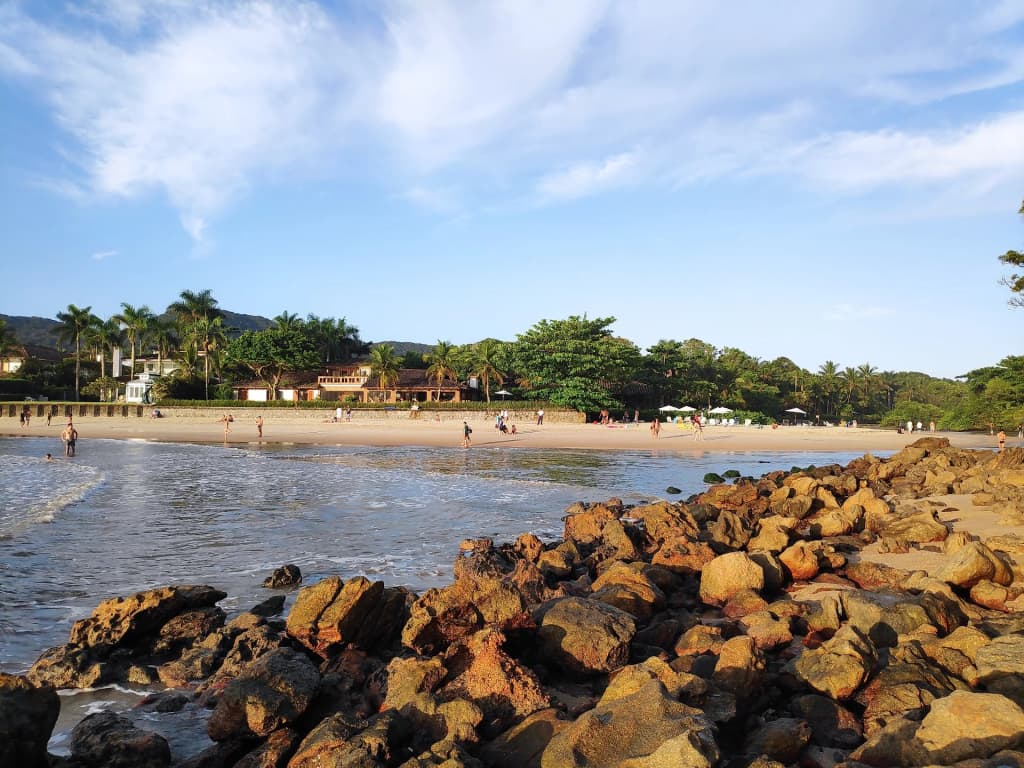 Praia das Conchas, golden hour, famílias na areia