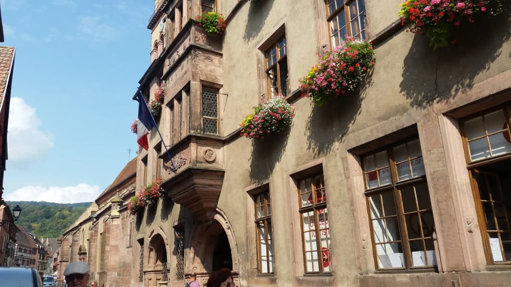Casas enxaimel e ponte de pedra em Kaysersberg-Vignoble
