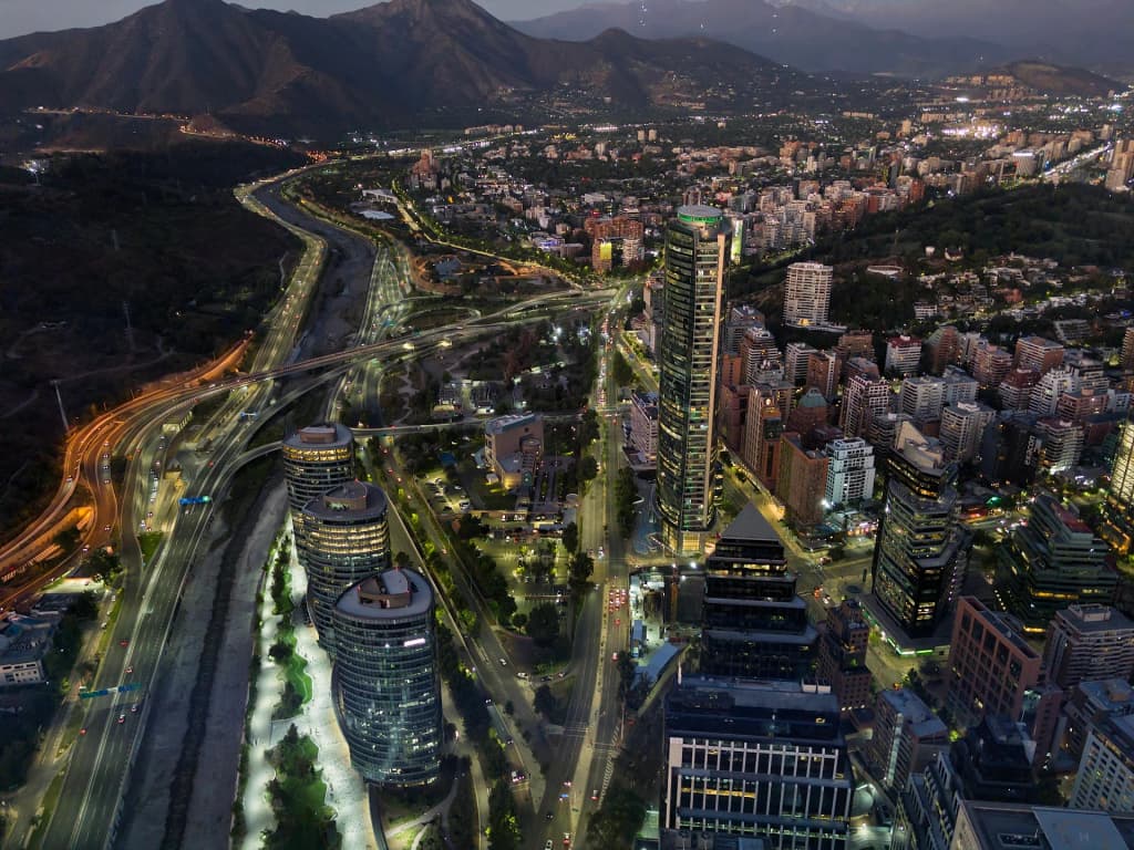 Teleférico del Cerro San Cristóbal con vista a la ciudad