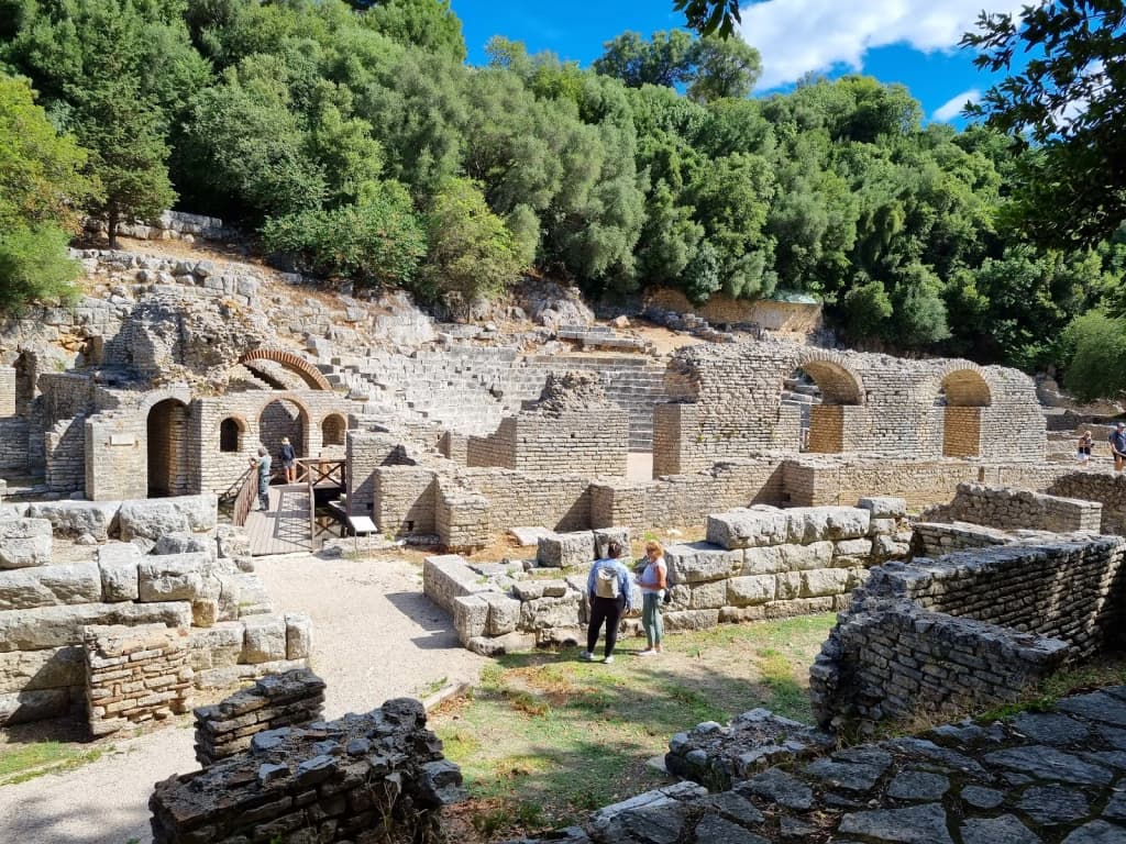 Vista de la Riviera Albanesa, aguas turquesas y montañas escarpadas