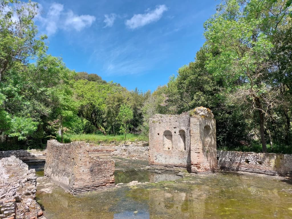 Búnker de hormigón convertido en bar original, Albania