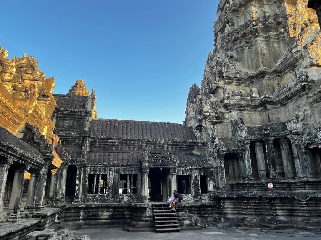 Amanecer en Angkor Wat con luz dorada