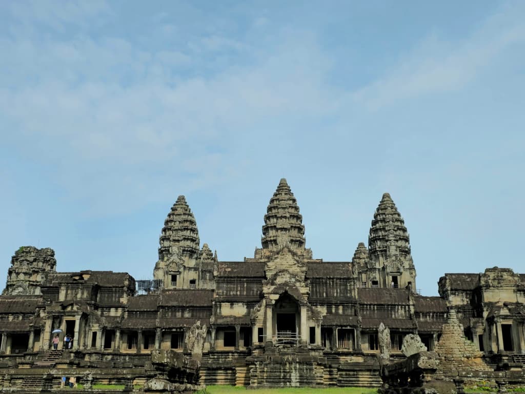 La selva recuperando los muros del templo en Angkor Wat