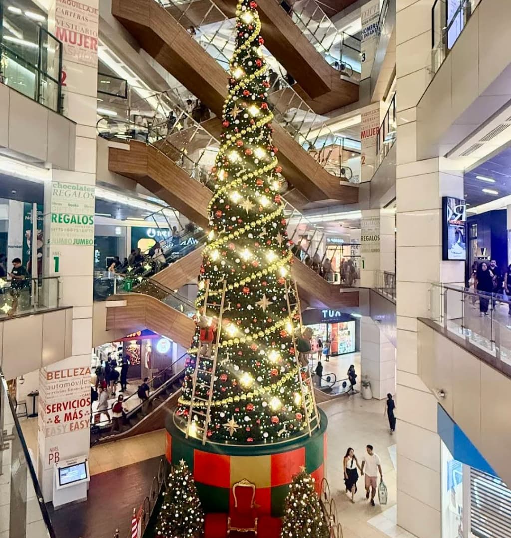 Costanera Center exterior con compradores en Santiago