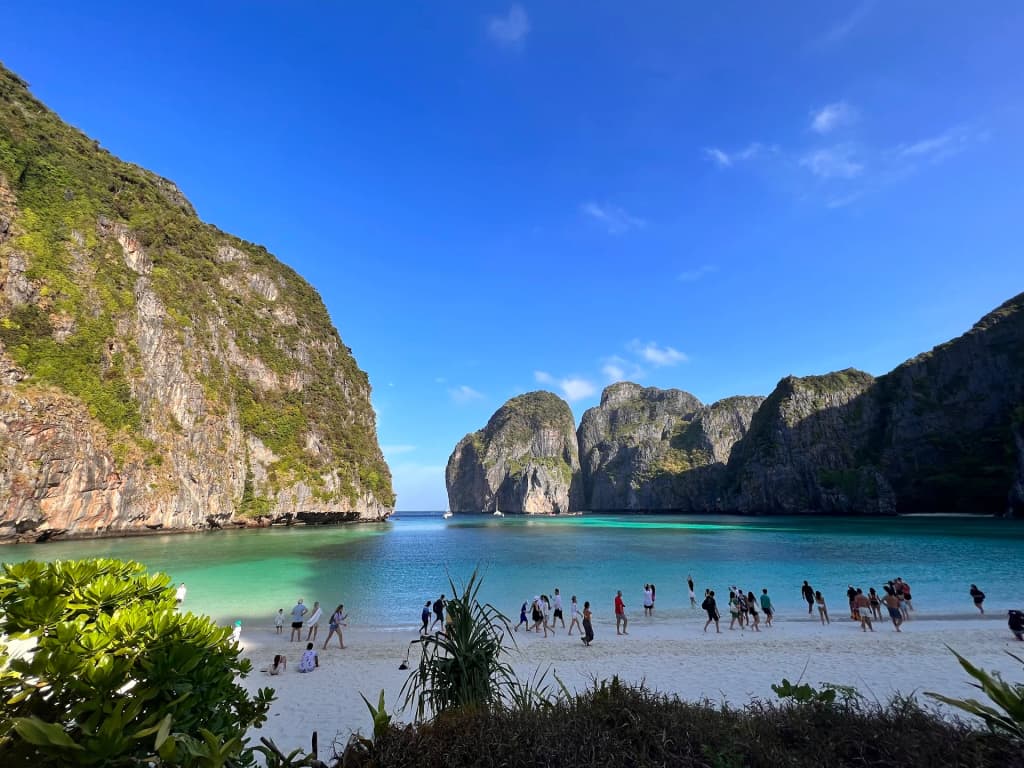 Acantilados de piedra caliza y aguas turquesas en Maya Bay