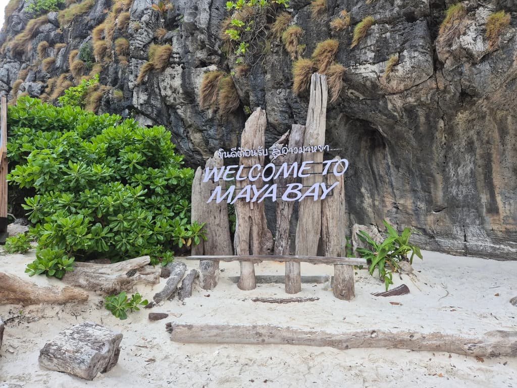 Arena blanca y aguas turquesas en Maya Bay