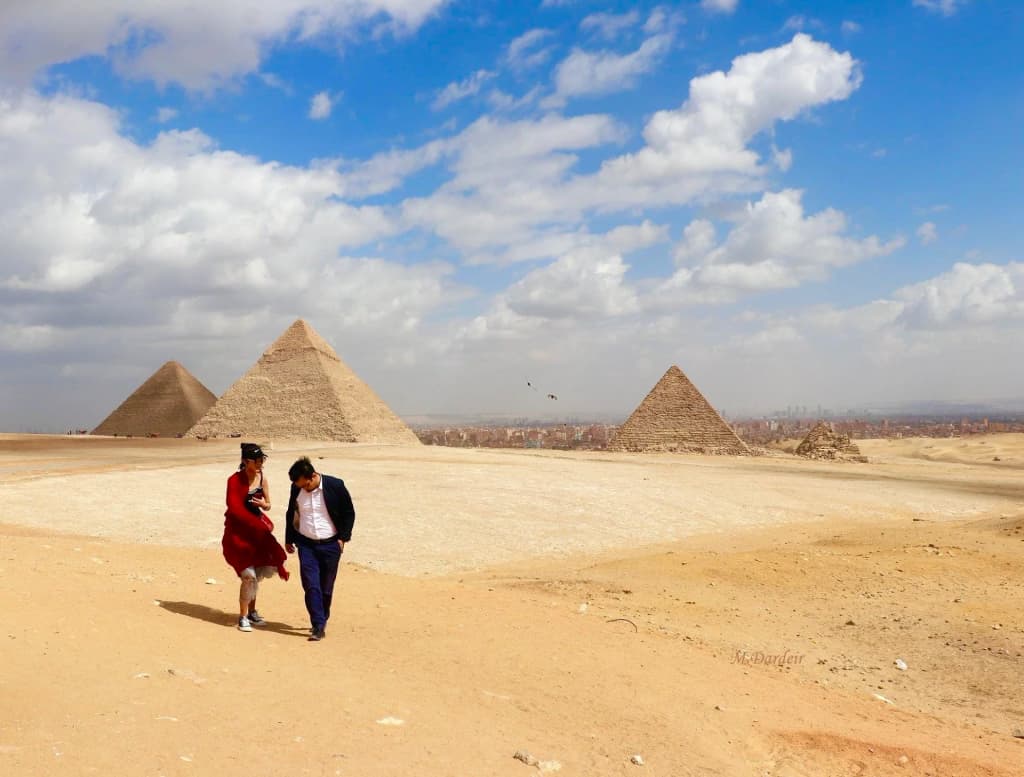 Horizonte do Cairo com o Nilo ao pôr do sol, feluccas flutuando