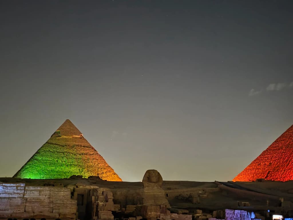 Recife de coral em Sharm el-Sheikh, mergulhador cercado por peixes coloridos