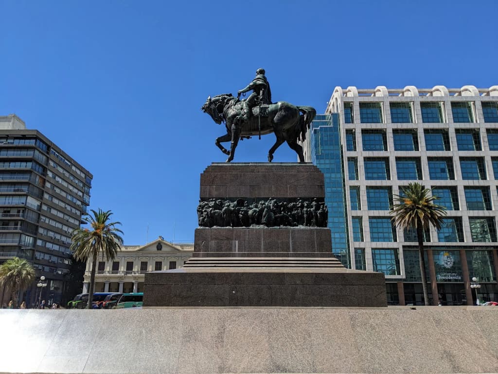 Plaza Independencia en la luz de la mañana, Montevideo