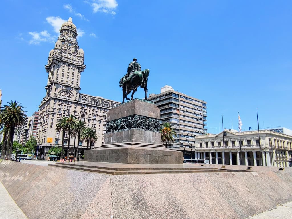 Plaza Independencia, Montevideo, con palmeras y monumento