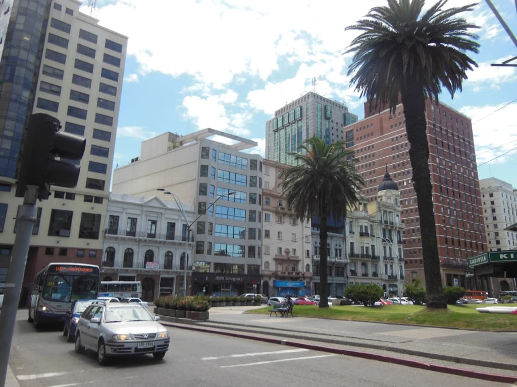 Plaza Independencia con Palacio Salvo, Montevideo