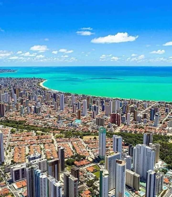 Buceando en piscinas naturales cristalinas, peces de colores abajo
