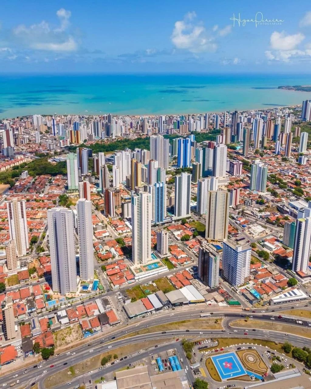 Vista aérea del banco de arena Areia Vermelha, gente nadando, arena roja brillando
