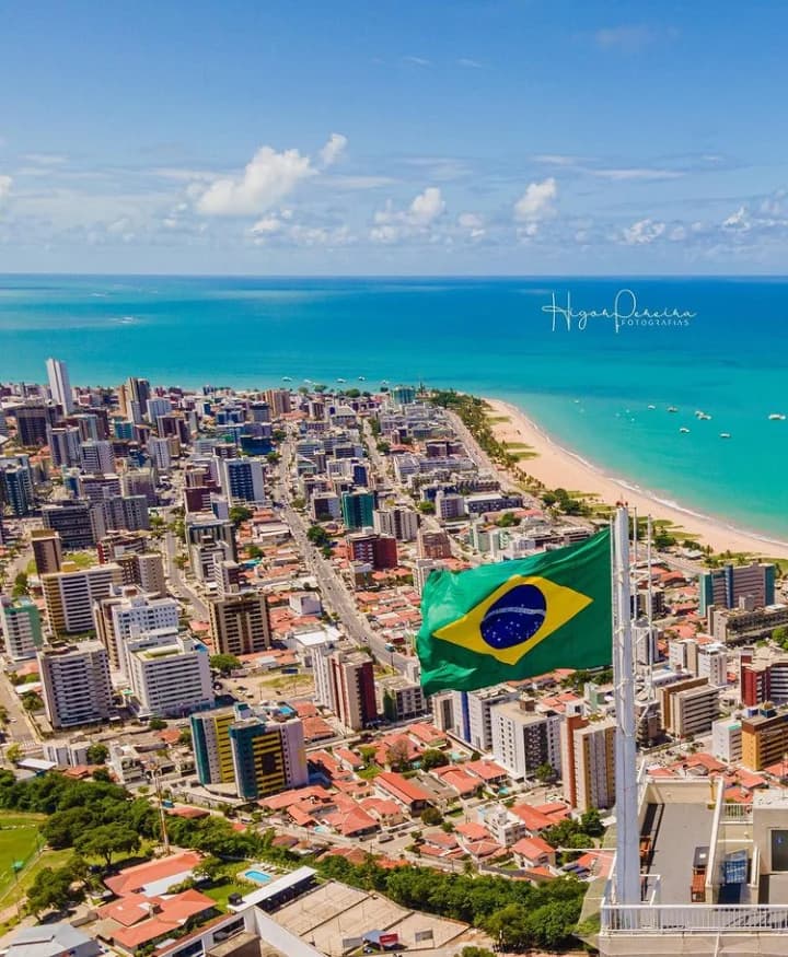 Saxofonista en un bote al atardecer, río anaranjado, público mirando