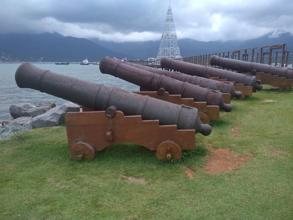 Ruas de pedra e casas coloniais no centro histórico de São Sebastião