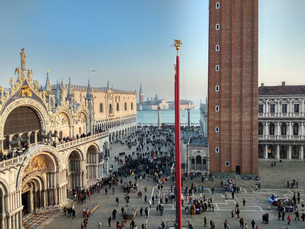 Piazza San Marco bañada por la luz de la mañana, la multitud se reúne
