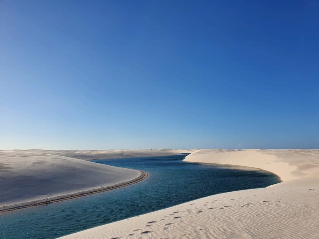 Vista aérea das lagoas azul-turquesa nos Lençóis Maranhenses