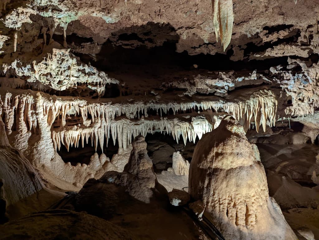 Feira de rua brasileira com placas de preços em BRL