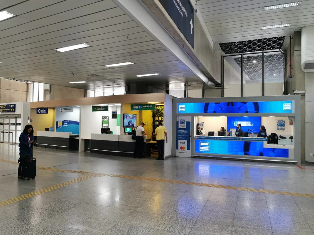Sala VIP Netuno en Madrid Barajas, luz de la mañana y desayuno