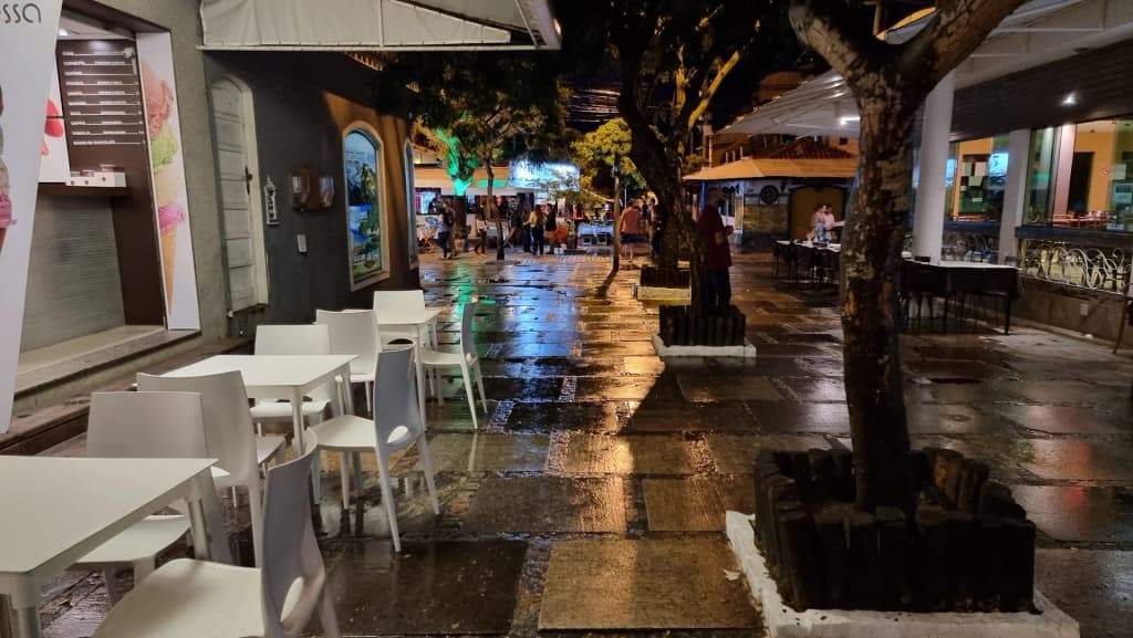 Rua das Pedras waking up, empty and sunlit