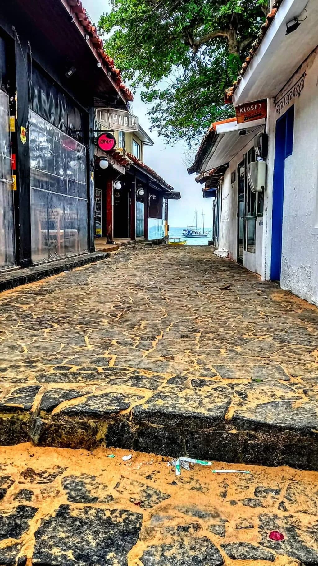 Praia João Fernandes, kayaks and turquoise water