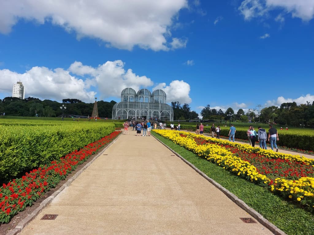 Invernadero del Jardim Botânico Municipal de Curitiba con el skyline de la ciudad