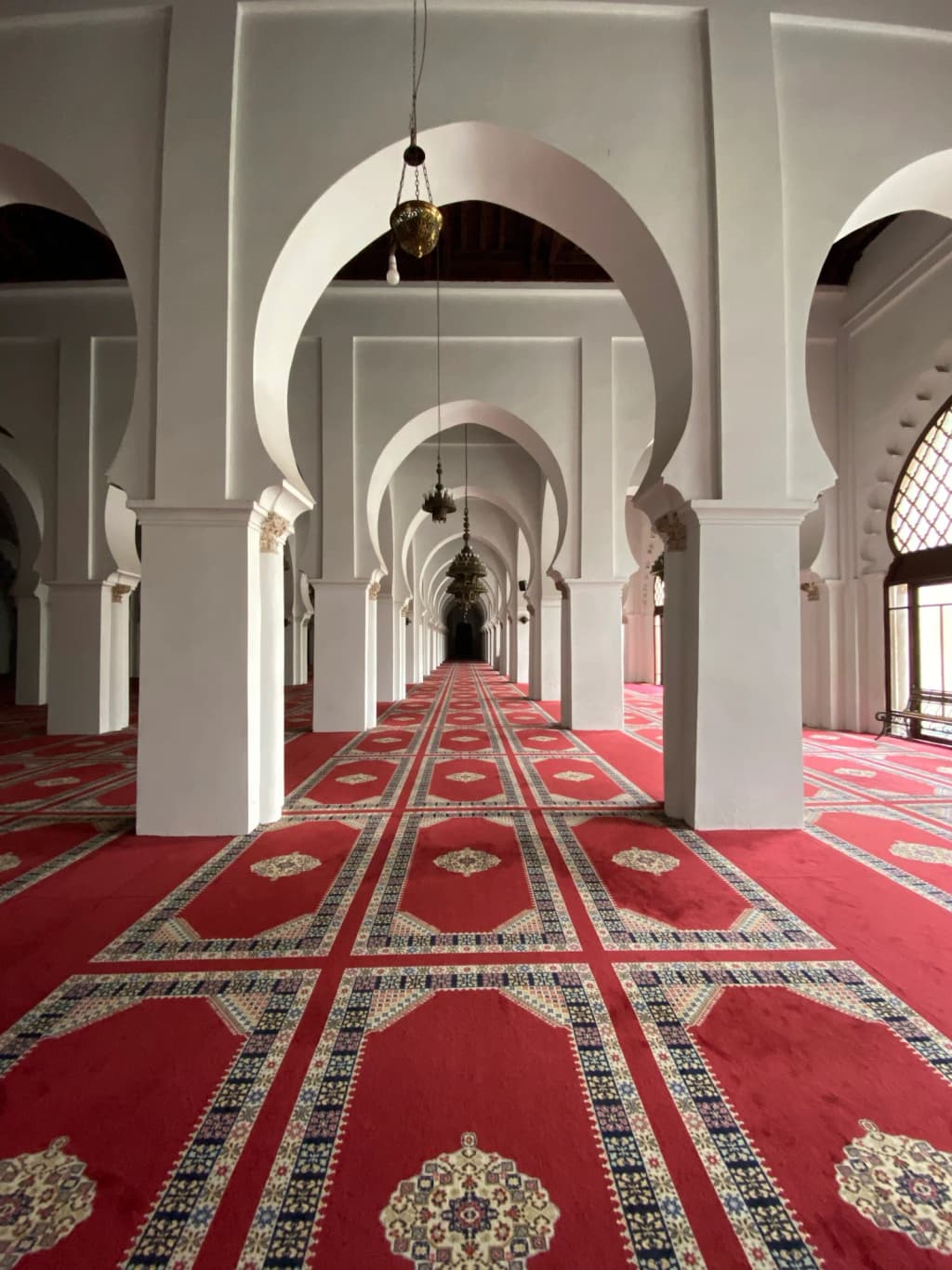 Jantar tradicional marroquino em um pátio de riad, com lanternas e músicos