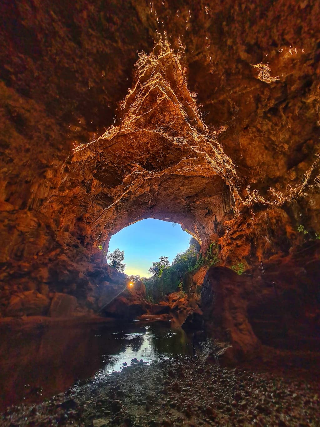 Dentro da Caverna Terra Ronca, formações de pedra gigantes