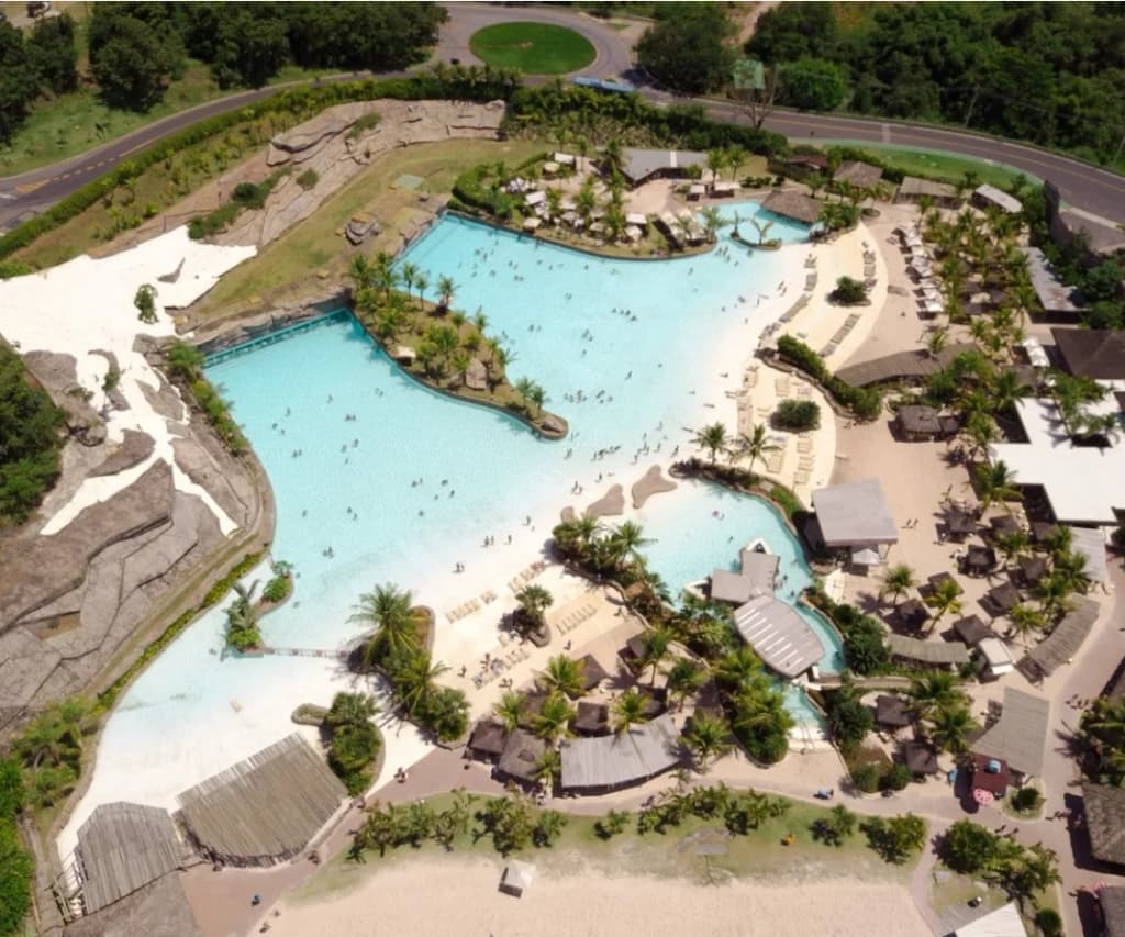 Piscinas e toboáguas do Hot Park cercados por muito verde