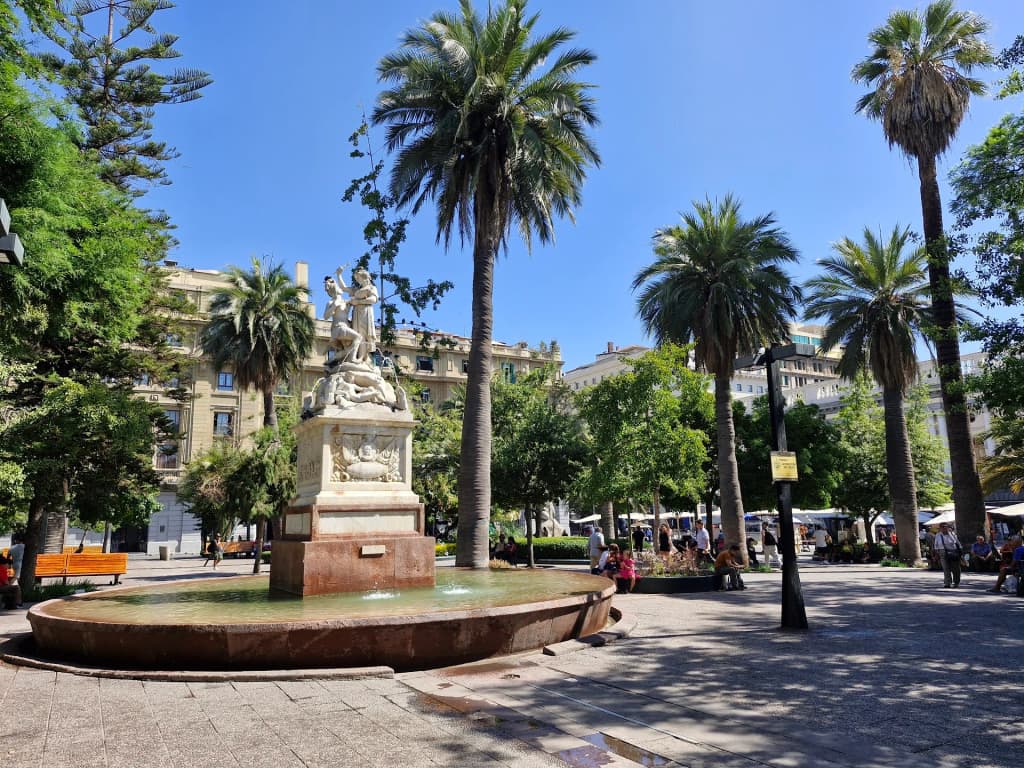 Barrio Lastarria, Santiago, con calles arboladas y cafés al aire libre - Foto de María Laura Gómez Carretero