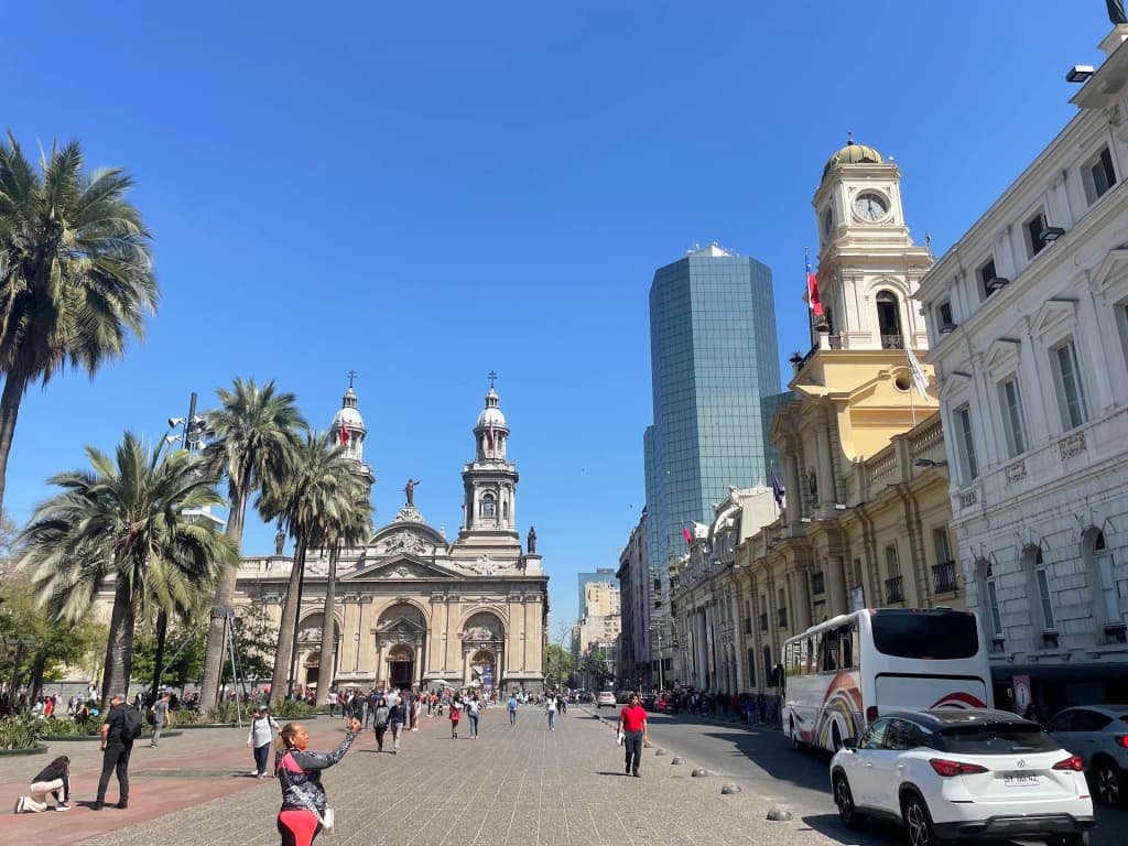 Patio Bellavista, Santiago, de noche con restaurantes y luces - Foto de Kevin Falenda