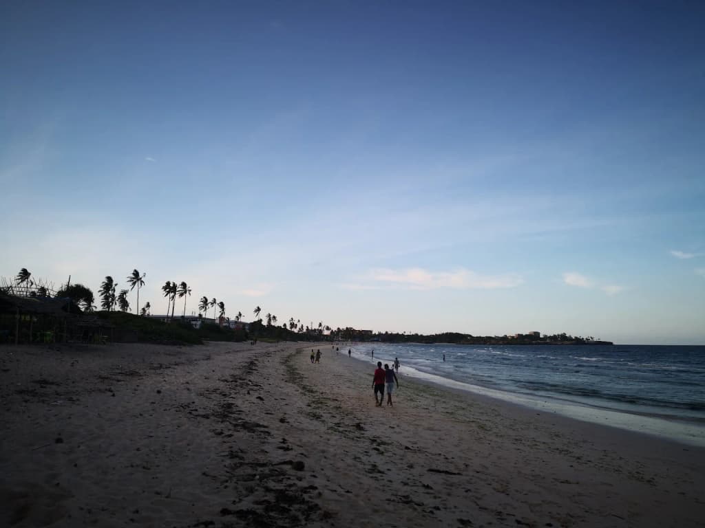 Playa de Zanzibar con dhow al atardecer